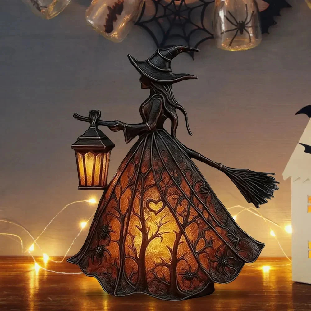 Linterna de metal oscura con forma de bruja y patrones luminosos, utilizada como decoración nocturna.