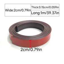 Rolle aus widerstandsfähigem Magnetband in rötlich-brauner Farbe, 2 cm breit, 1 m lang und 0,15 cm dick.
