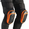 Guêtres noires avec accents orange et semelles texturées portées sur la jambe d'une personne.