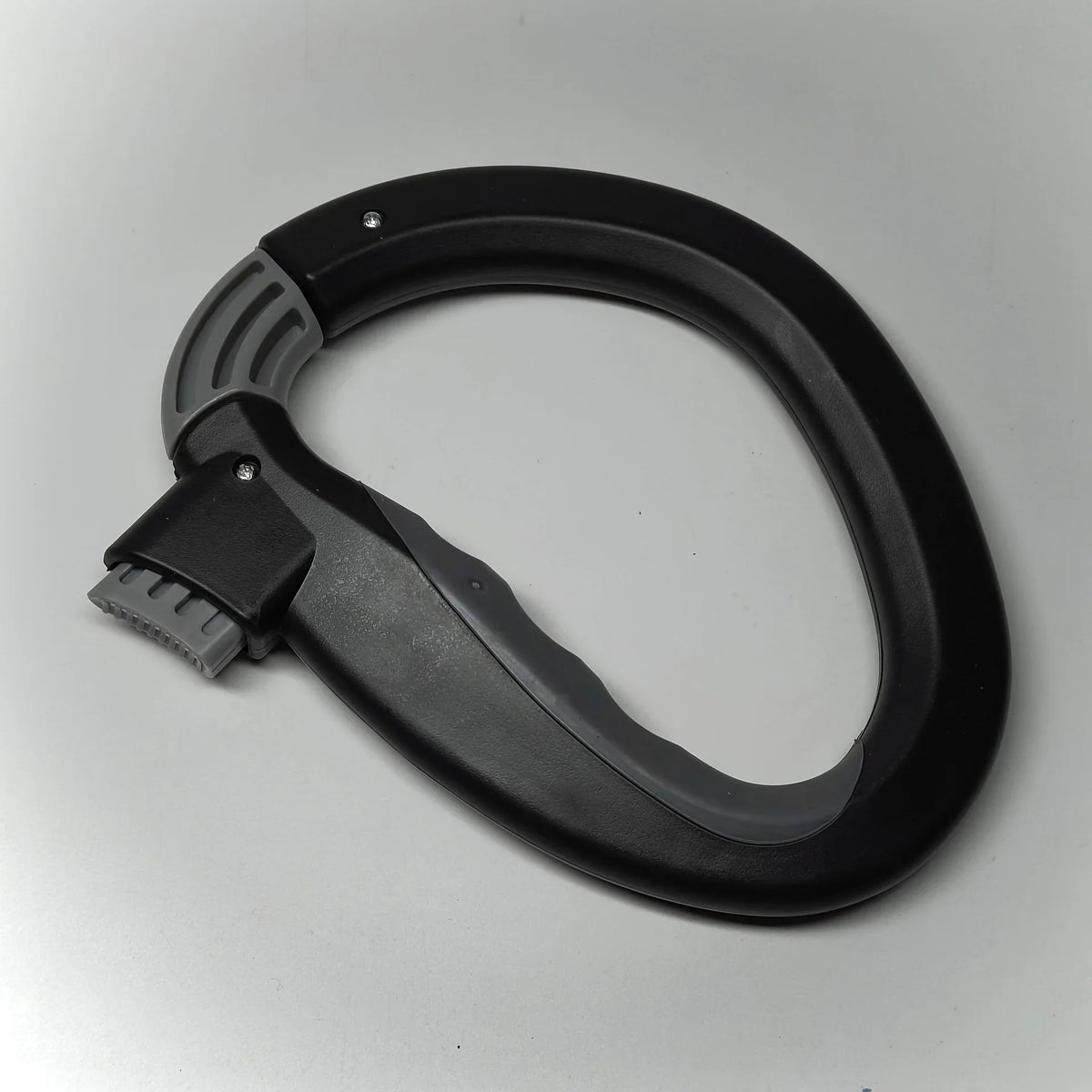Porta bolsas de supermercado ergonómico negro con asa curva y clip para asegurar bolsas.