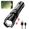 Linterna táctica negra LED con zoom y cable de carga USB, junto a una escena al aire libre.