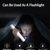 Eine Hand benutzt eine portable Taschenlampe mit weißer LED-Leuchte, um einen dunklen Bereich zu beleuchten.