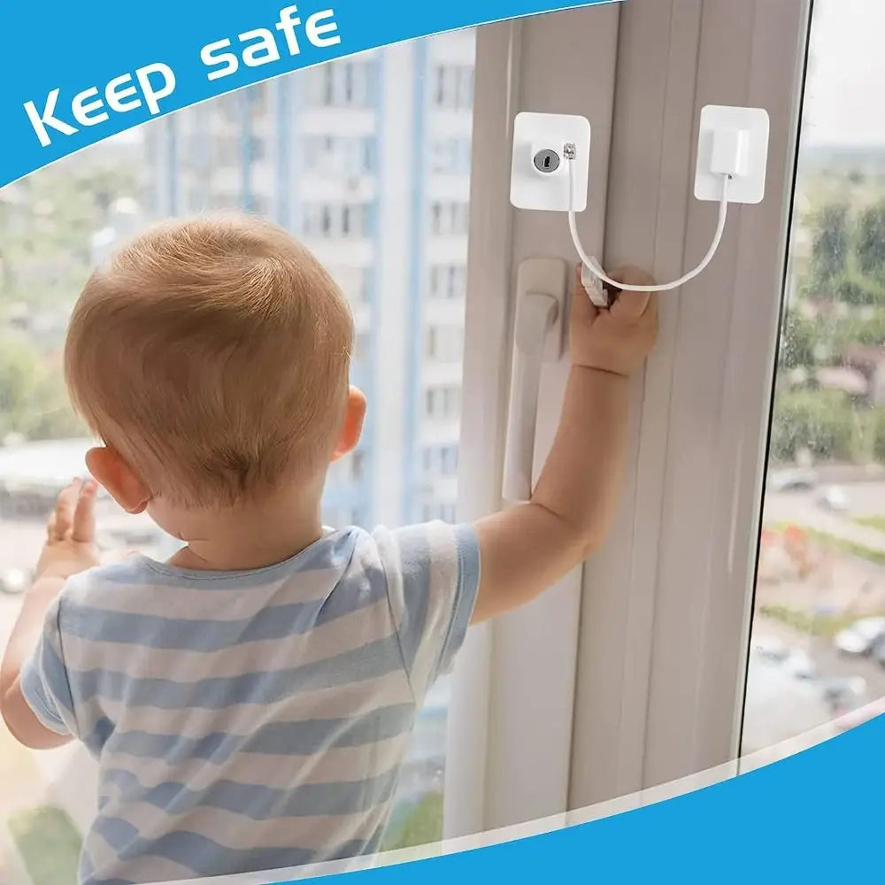 Kleinkind greift zu einem Fenster, eine Sicherheitsverriegelung verhindert den Zugang.