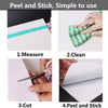 Guide étape par étape montrant comment mesurer, nettoyer, couper et peler du papier d'aluminium autocollant.