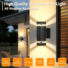 Modernes schwarzes LED-Wandlicht, montiert an einer weißen Außenwand, das Outdoor- und Indoor-Beleuchtungsfähigkeiten hervorh