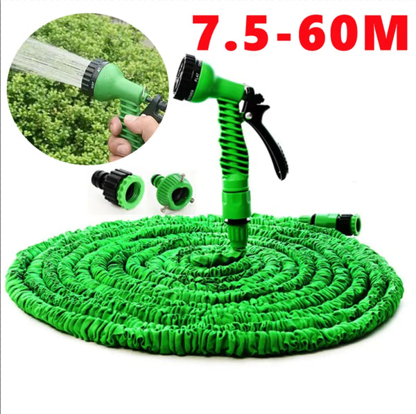 Grüne ausziehbare Gartenschlauch mit Sprühdüse und aufgewickeltem grünen Schlauch.