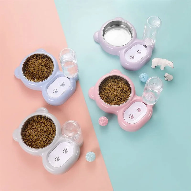 Un juego de dispensadores automáticos para mascotas de color rosa y morado con compartimentos para comida y botellas de agua.