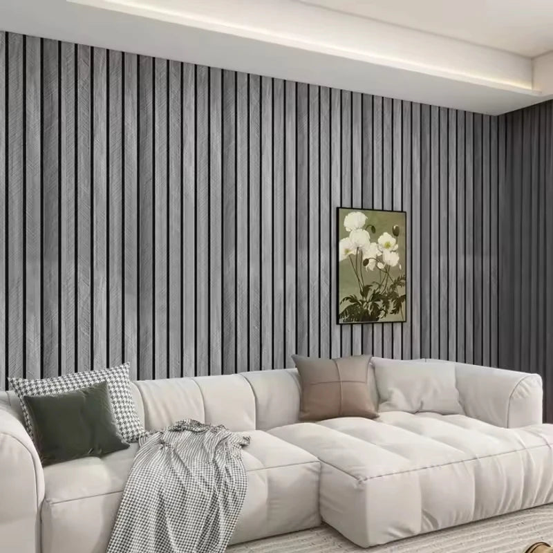 Modernes Wohnzimmer mit weißer Ecksofa vor dunkelgrauer vertikaler Holzmaserung