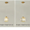 Zwei moderne Kristall-LED-Pendelleuchten, eine im A-Stil und eine im B-Stil, montiert an der Wand.