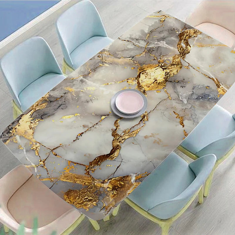 Una mesa o superficie rectangular decorada con un patrón de mármol con vetas doradas sobre un fondo gris claro, rodeada por