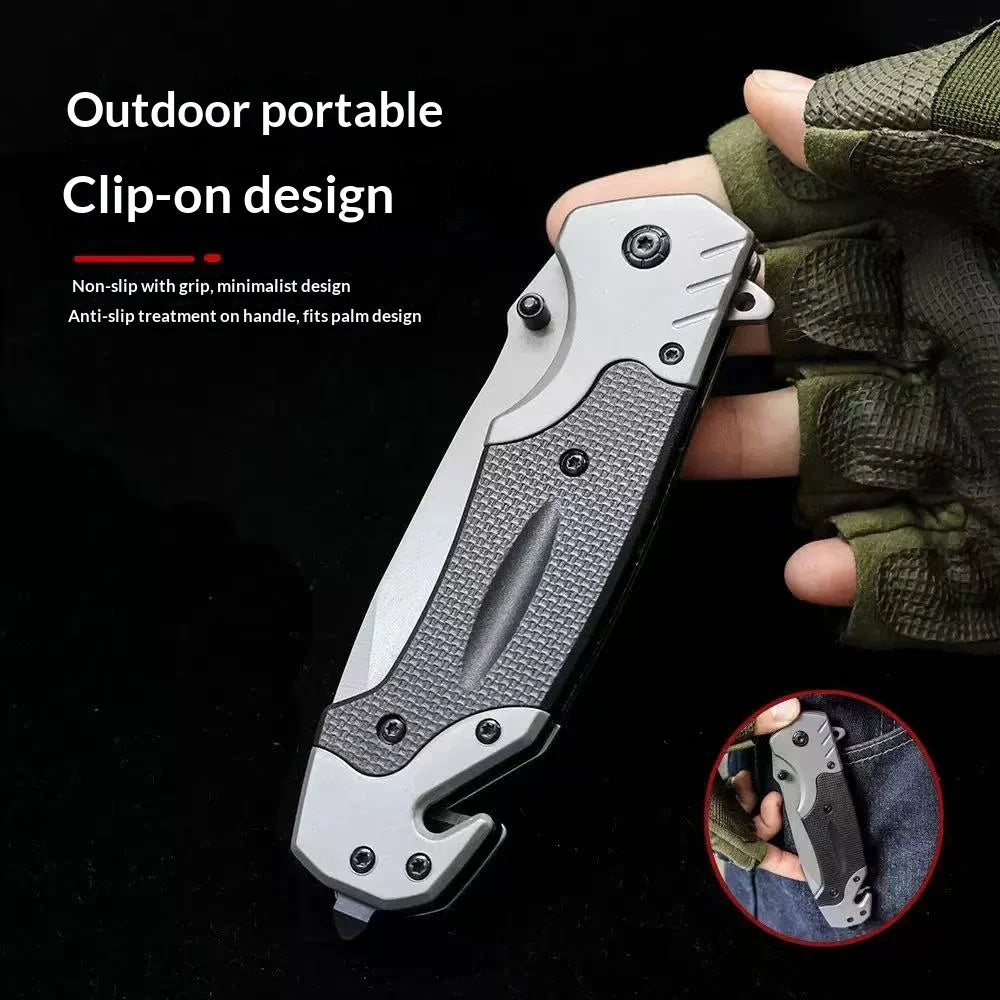 Nahaufnahme einer silbernen Klappmesser-Clip-On mit strukturiertem Griff, gehalten von einer Hand.