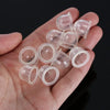 يد تمسك بكرات ومزيلات وقود بلاستيكية شفافة للبنزين (الكاربوريتر) لمركبات تقليم الأشجار والمقصات.