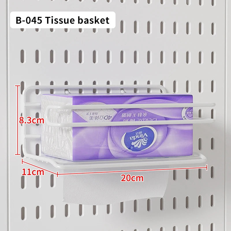 Ein Papiertuchkorb auf einem weißen Desktop-Pegboard-Organizer, der seine Abmessungen zeigt.