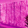 Guirnalda de luces LED rosas con luces de hadas iluminando una ventana o fondo.