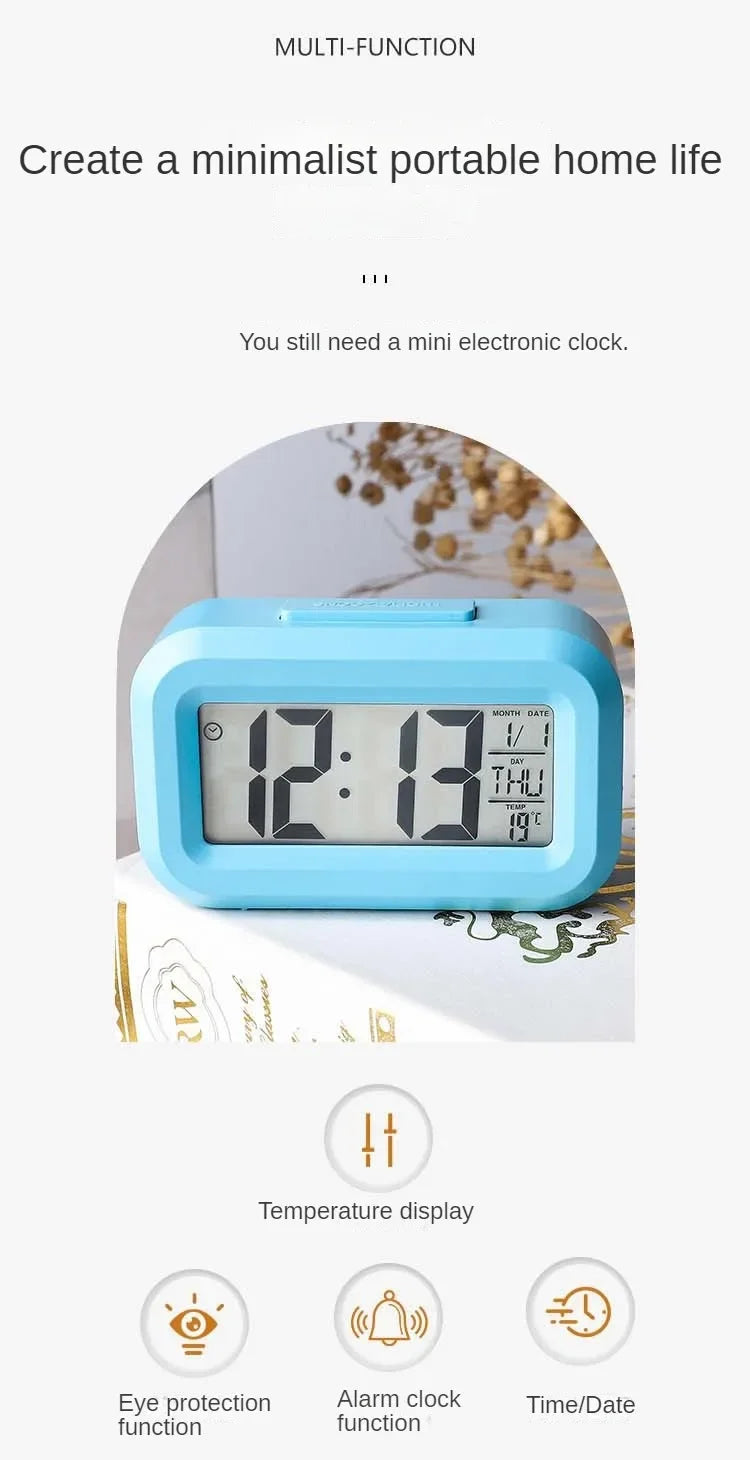 Reloj digital LED azul claro que muestra las 12:13, con función de temperatura y alarma.