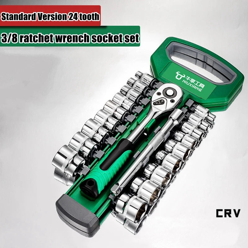 Estuche verde con juego de herramientas y dados de llave de 3/8 para trabajo automotriz o mecánico.