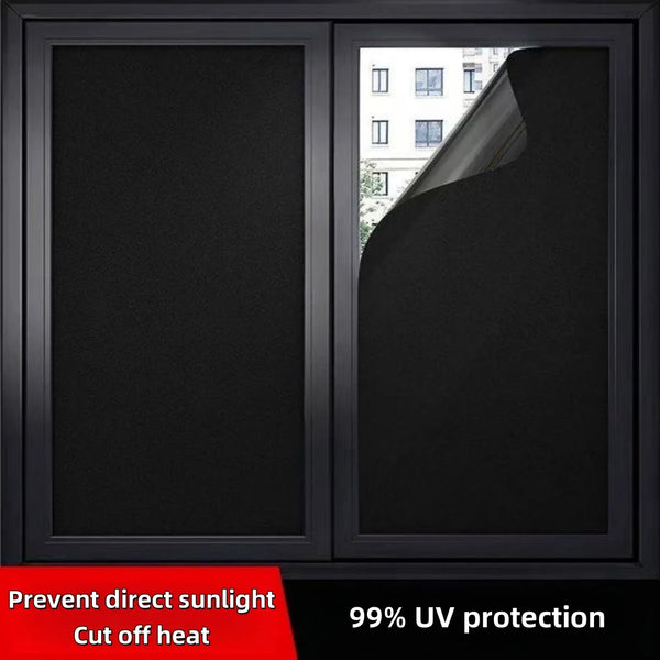 Película autoadhesiva negra opaca aplicada a una ventana, mostrando protección UV y corte de calor.