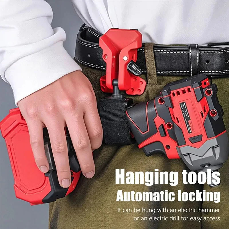 Une main tient un support de perceuse rouge à verrouillage, fixé à une boucle de ceinture noire, avec des outils visibles sur