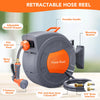 Graue, ausziehbare Schlauchrolle mit orangem Düsen und Halter auf Holzoberfläche.