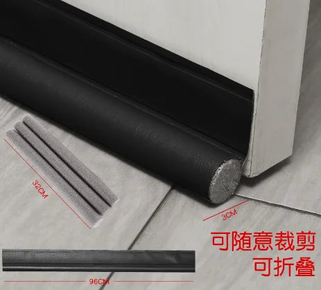 Tapón para puertas ajustable negro, burlete contra el viento con diversas longitudes, mostrado sobre una superficie clara