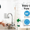 Une mère et un enfant utilisent un support de robinet filtre à eau certifié NSF pour distribuer de l'eau pure.