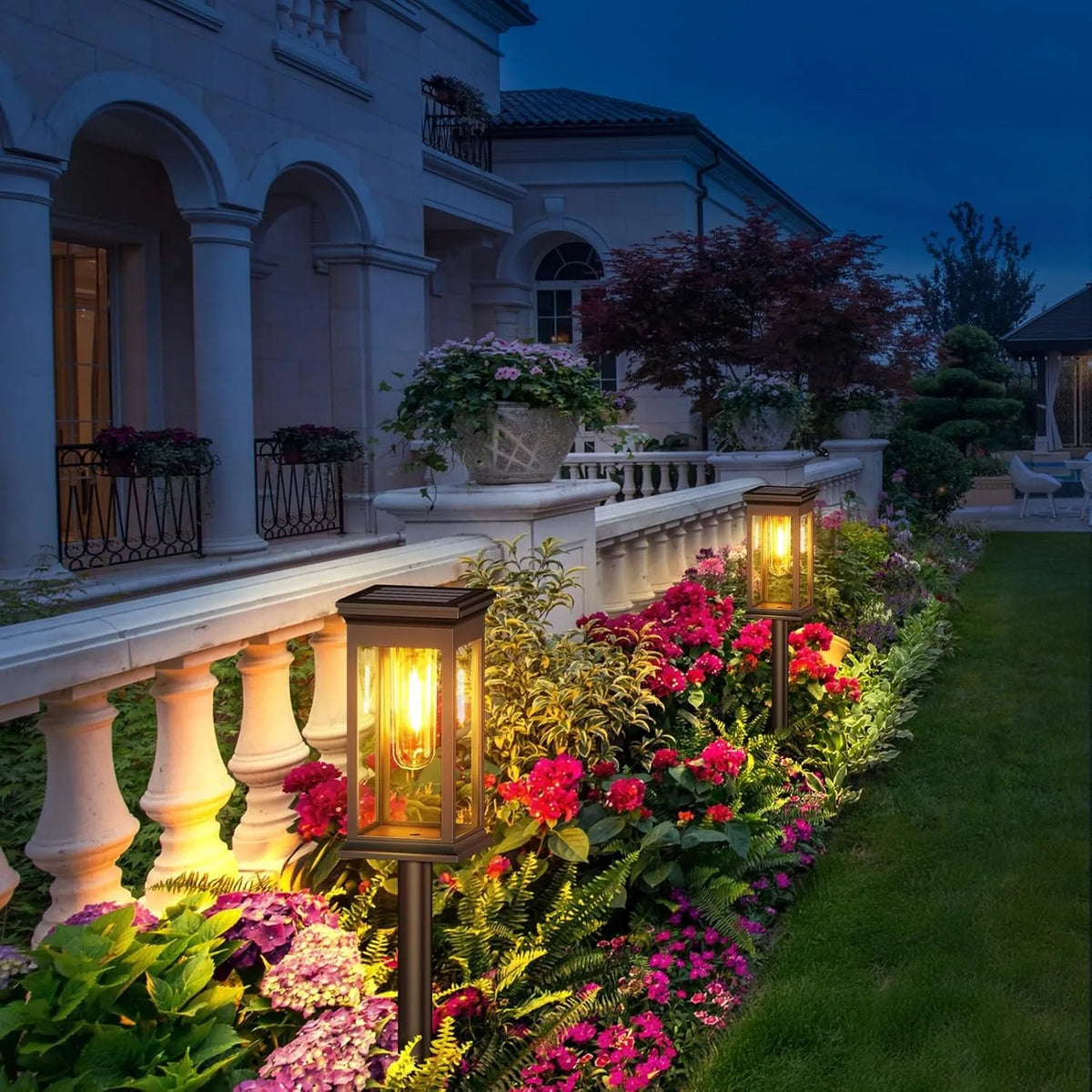 Lumières de chemin solaire élégantes illuminant une bordure de jardin au crépuscule.