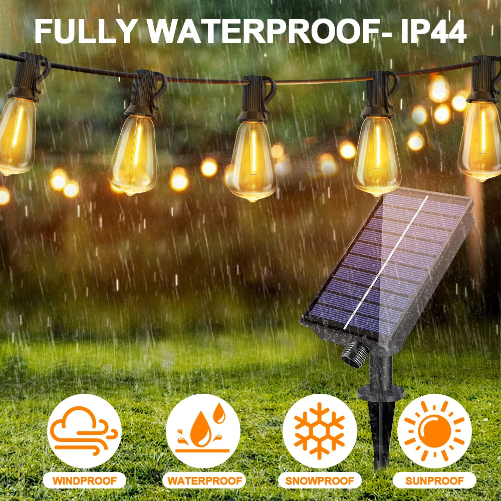 Lichterketten mit Solarpaneelen und wasserdichten Funktionen, draußen in regnerischem Wetter hängend.