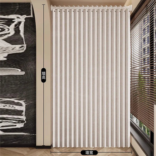Beige Akkordeon-Vorhang hängt im Fensterrahmen, mit einer Maßskala zur Höhe.