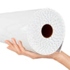 Une main tient un rouleau d'autocollants imitation marbre blanc pour murs.