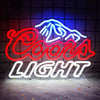 Neon-Schild in Bergform mit dem Schriftzug COORS LIGHT in rot und blau auf dunklem Hintergrund.