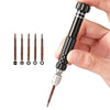 Une main tient un kit de réparation multifonction avec plusieurs embouts.
