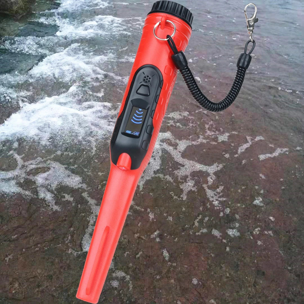 Detector de metal naranja impermeable con pinpointer, cordón y mosquetón, sobre agua corriente.