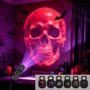 Una luz proyectora USB LED de múltiples patrones ilumina un cráneo rojo brillante contra un fondo oscuro.