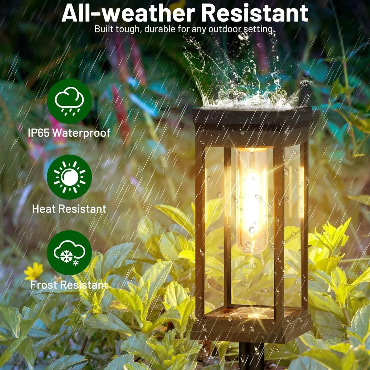 Une lanterne extérieure lumineuse est frappée par la pluie, mettant en évidence sa résistance aux intempéries.