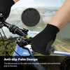 Nahaufnahme einer Hand mit rutschfester Handgriff an Fahrradlenkergriffen.