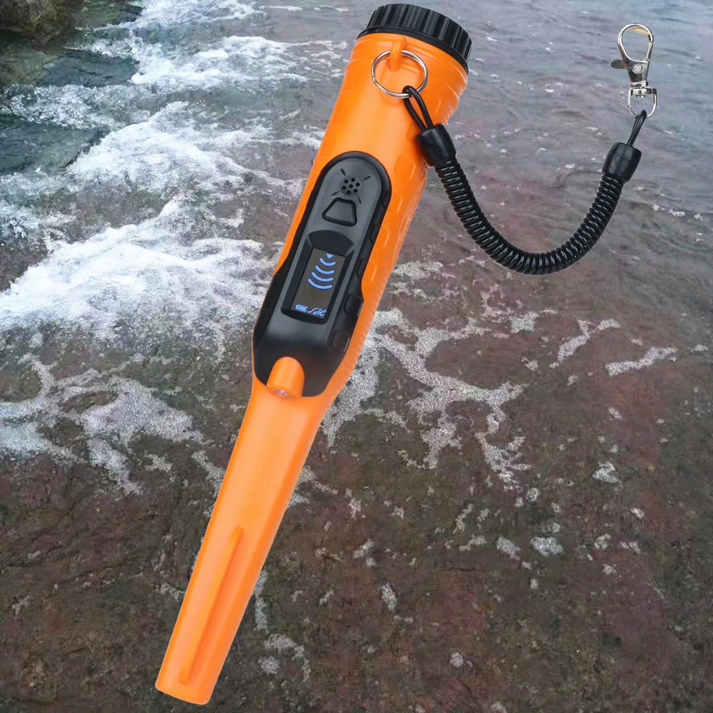 Un detector de metal impermeable naranja con pinzas, mostrado sobre agua en movimiento.