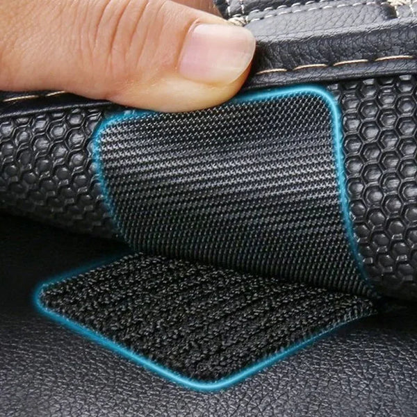 Primer plano de cinta de velcro autoadhesiva resistente negra siendo aplicada a una superficie de cuero.