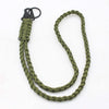Grüne Paracord-Lanyard mit Metallverschluss und Schlüsselanhänger.