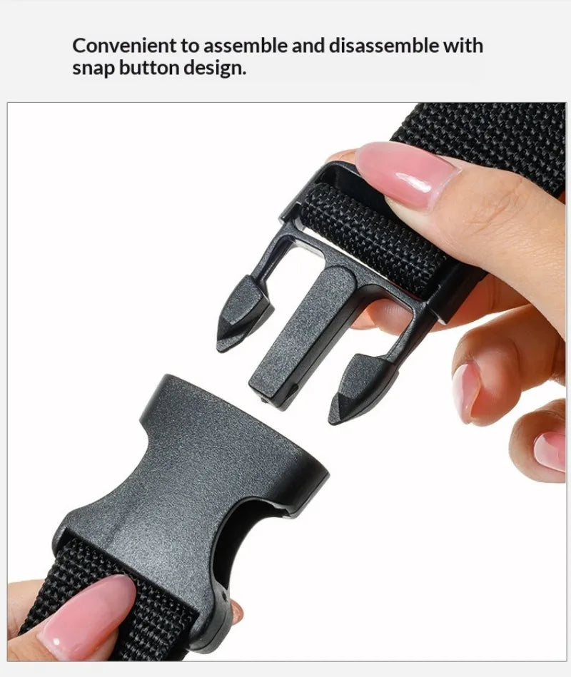Une main montre le bouton à clapet pratique de la sangle et ceinture de bagage de voyage noire ajustable.