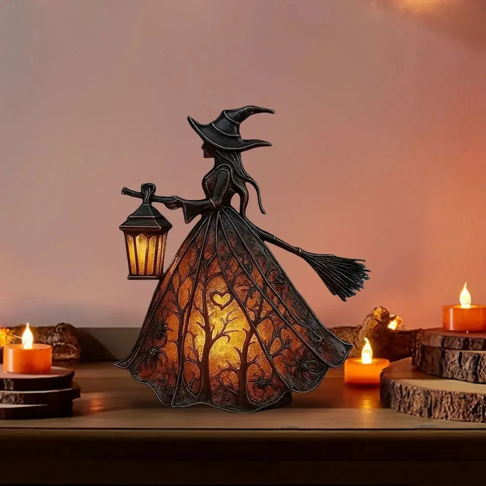 Linterna gótica de bruja de metal oscuro, luz nocturna con sombrero puntiagudo y luz ámbar brillante, sobre una superficie de