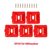 Cinq organisateurs muraux rouges pour batteries lithium M18, avec divers supports en plastique de formes variées.