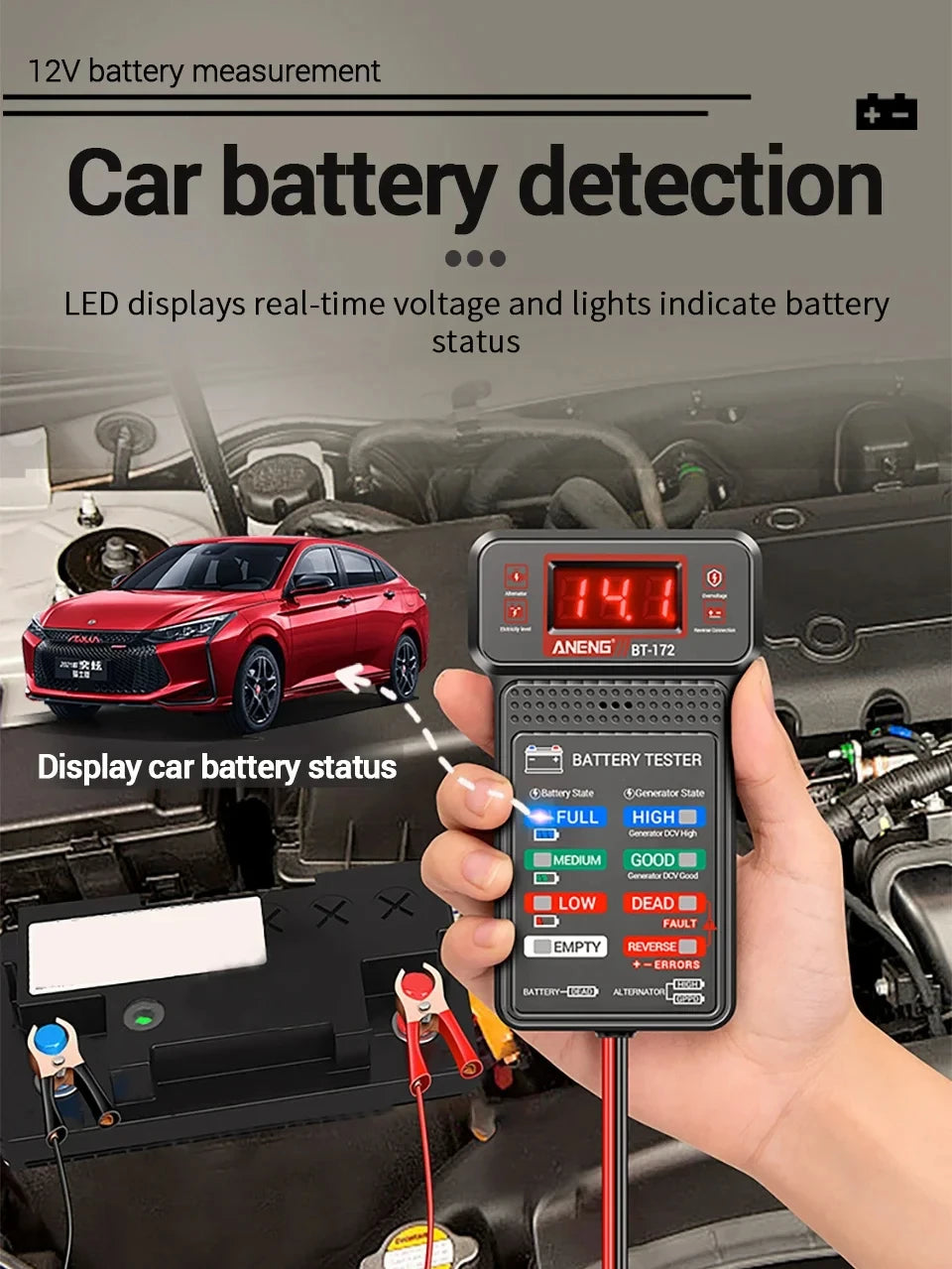 Eine Hand hält einen digitalen Batterietester, der den Zustand einer Autobatterie im Motorraum anzeigt.