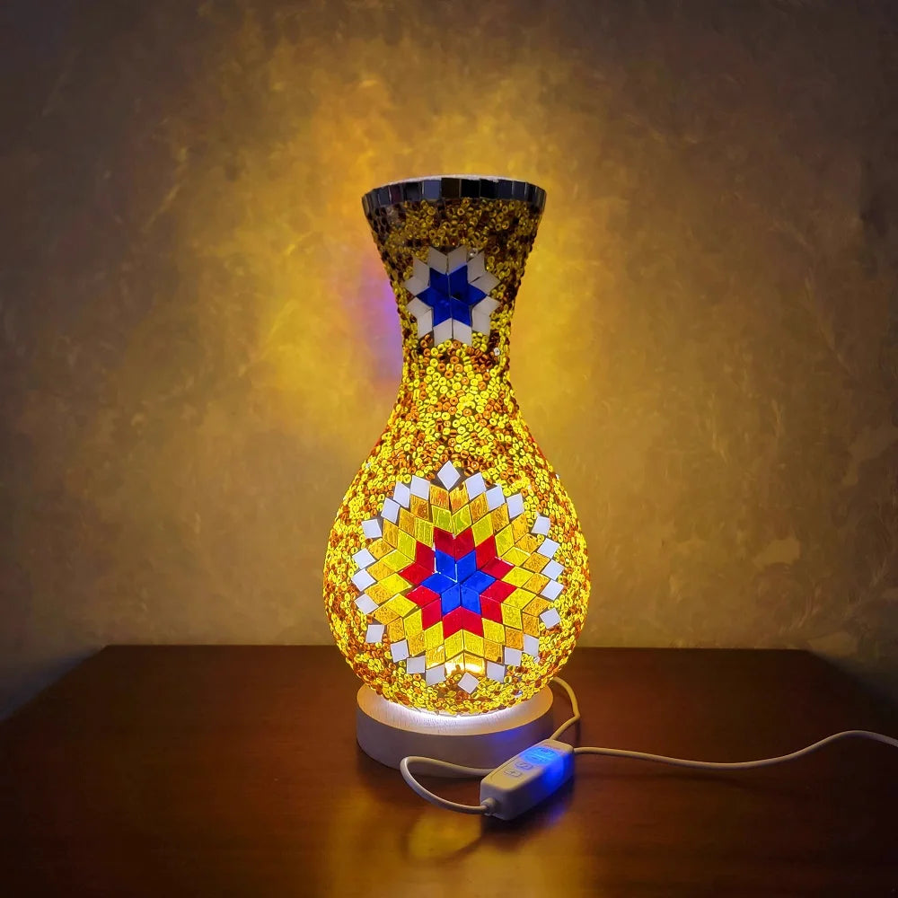 Lámpara de mesa de vidrio decorativa con base facetada dorada y pantalla de vidrio multicolor en forma de lágrima tallada a m