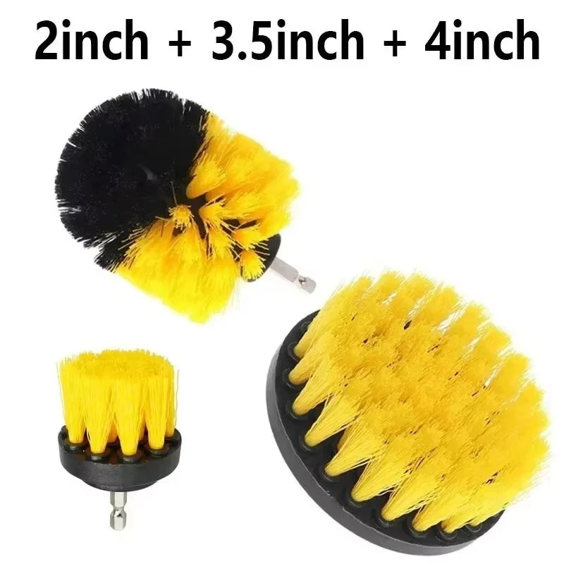 Un jeu de trois brosses à perceuse noires et jaunes pour un nettoyage en profondeur.