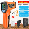 Thermomètre infrarouge numérique orange avec écran LCD et sonde de température, à côté du manuel et de l'emballage