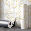 Goldfolien-Marmor-Roll-Aufkleber zur Wand, neben einer weißen Marmorwand.