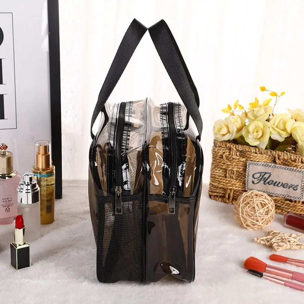 Klare Kosmetiktasche mit schwarzen Riemen neben verschiedenen Schönheitsprodukten und natürlichen Materialien.