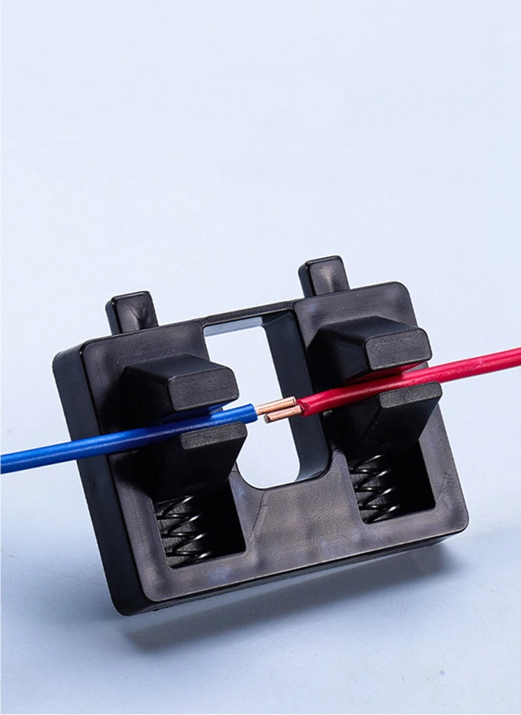 Serre-joint de soudage à pince ajustable noir avec un fil rouge et bleu inséré dans les mâchoires.