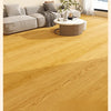 Nahaufnahme von realistischen Holzmaser-PVC-Wandstickern auf dem Boden mit Sofa und Dekoration im Hintergrund.