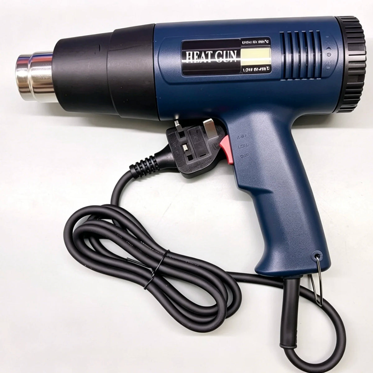 Blasse digitale Heißpistole mit schwarzem Griff und Kabel, Frontansicht des Geräts.